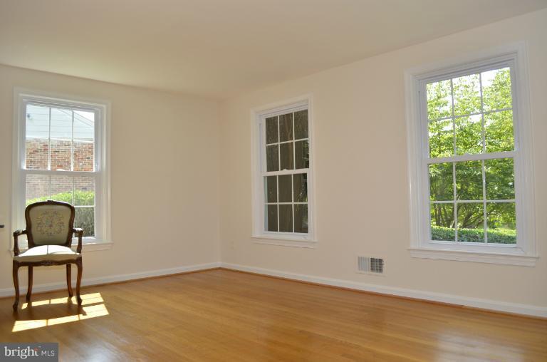 2404 Chilham Place Potomac, MD 20854 - Photo 6 of 25 Living Room