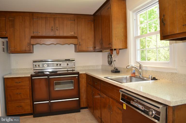 2404 Chilham Place Potomac, MD 20854 - Photo 7 of 25 Kitchen