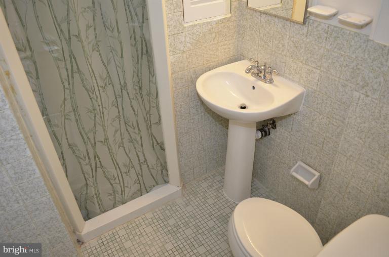 2404 Chilham Place Potomac, MD 20854 - Photo 9 of 25 Bath