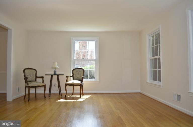 2404 Chilham Place Potomac, MD 20854 - Photo 10 of 25 Living Room