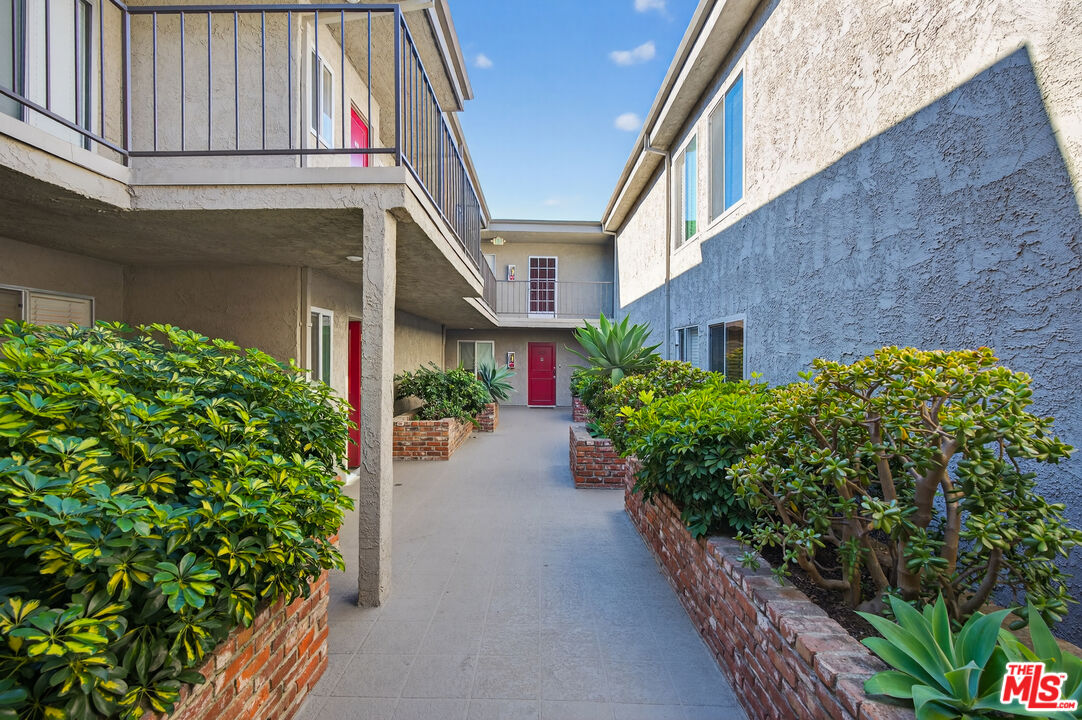 1125 Pico Boulevard, Unit 103 Santa Monica, CA 90405 - Photo 29 of 34 a view of a house with potted plants