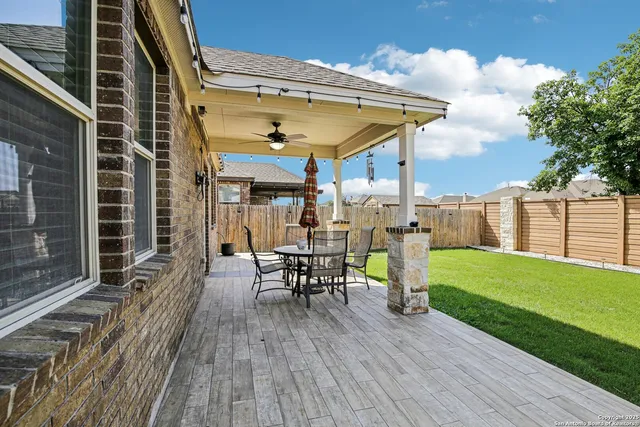 a view of a backyard