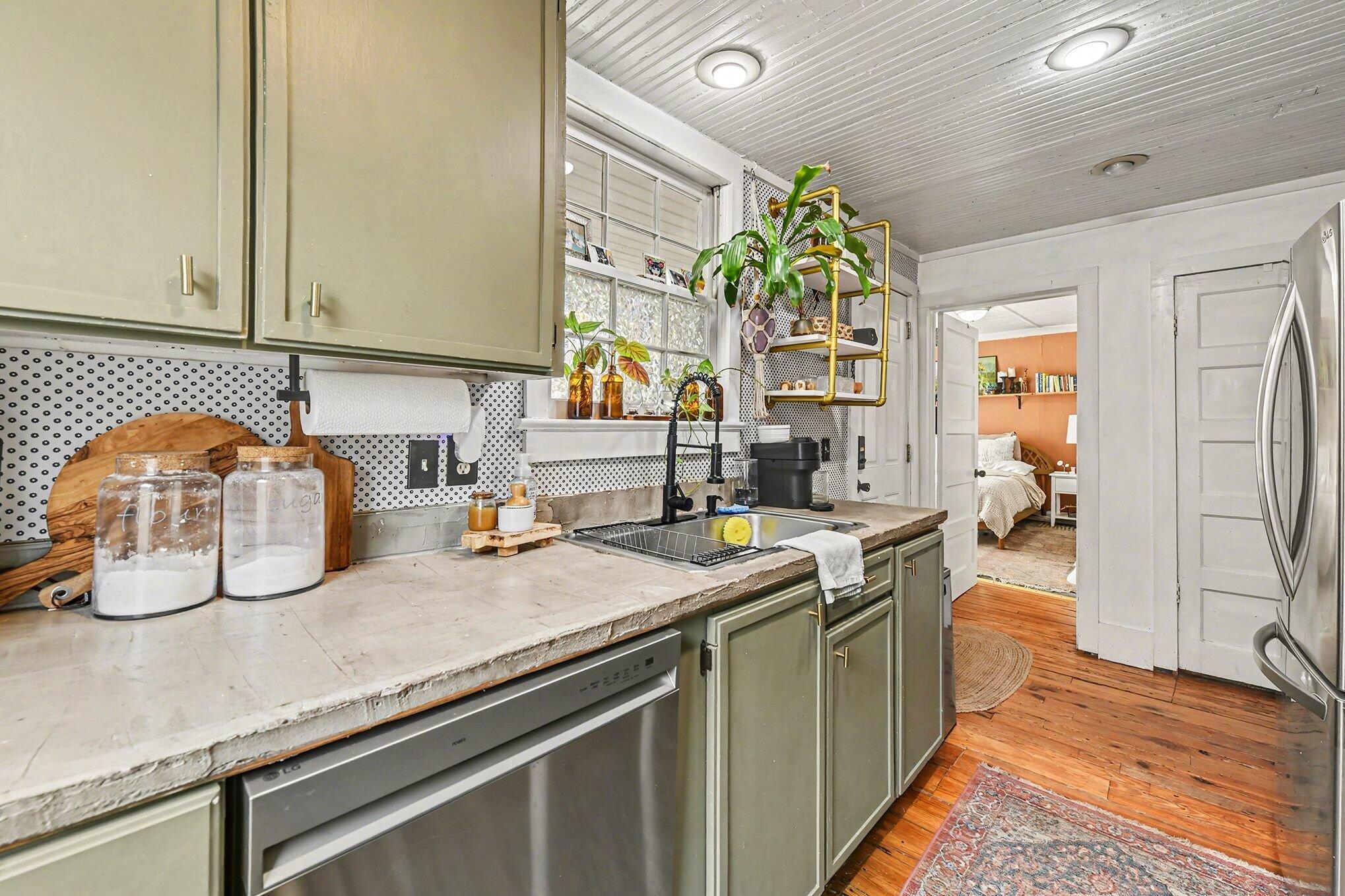 81 Simons Street Charleston, SC 29403 - Photo 11 of 31 81 Simons A