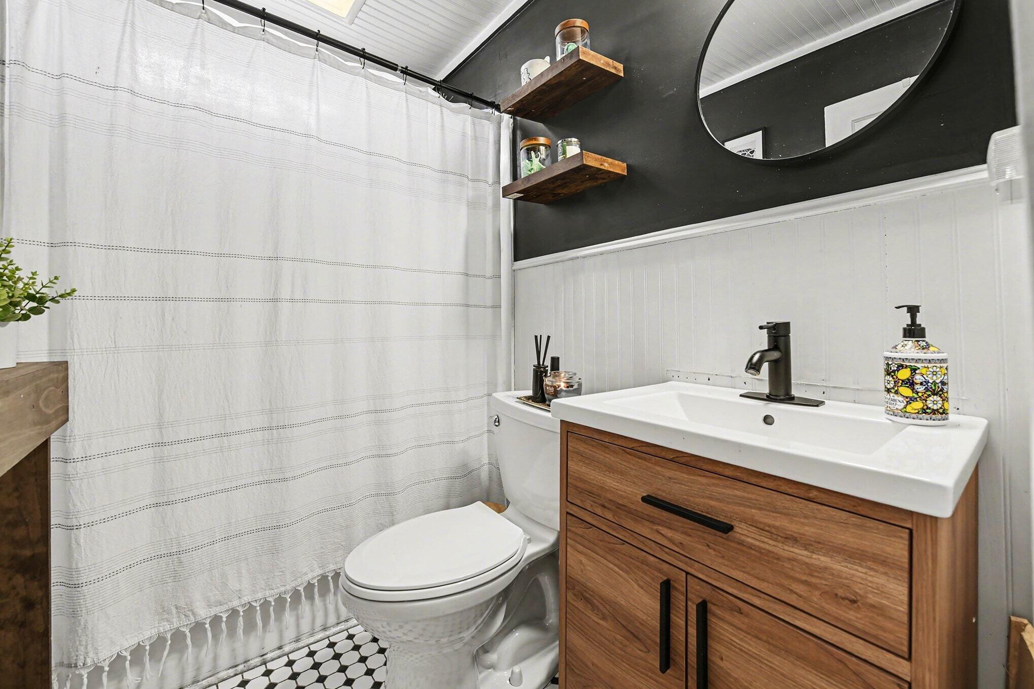 81 Simons Street Charleston, SC 29403 - Photo 18 of 31 81 Simons A - full bath