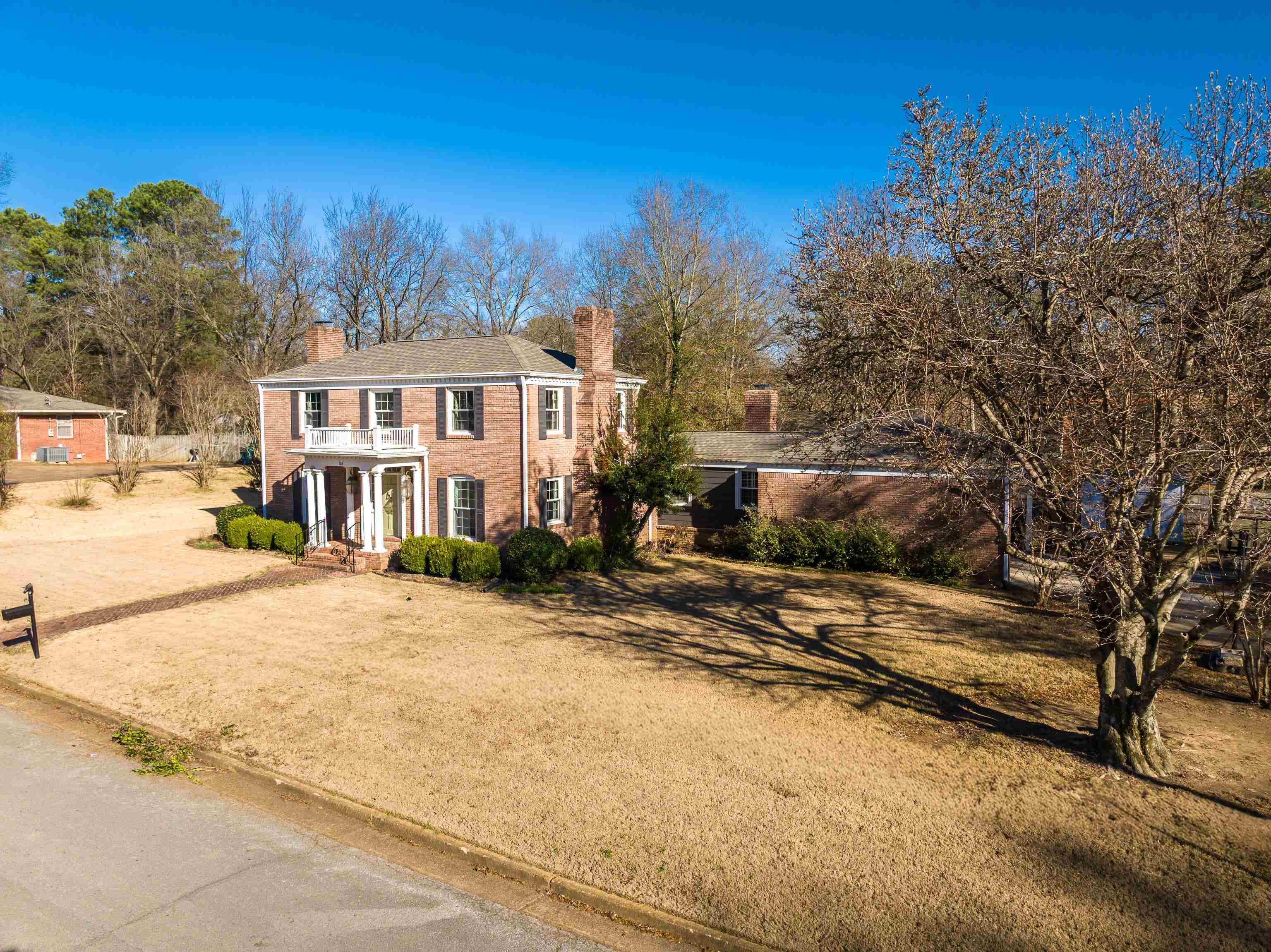 a view of a house with a yard