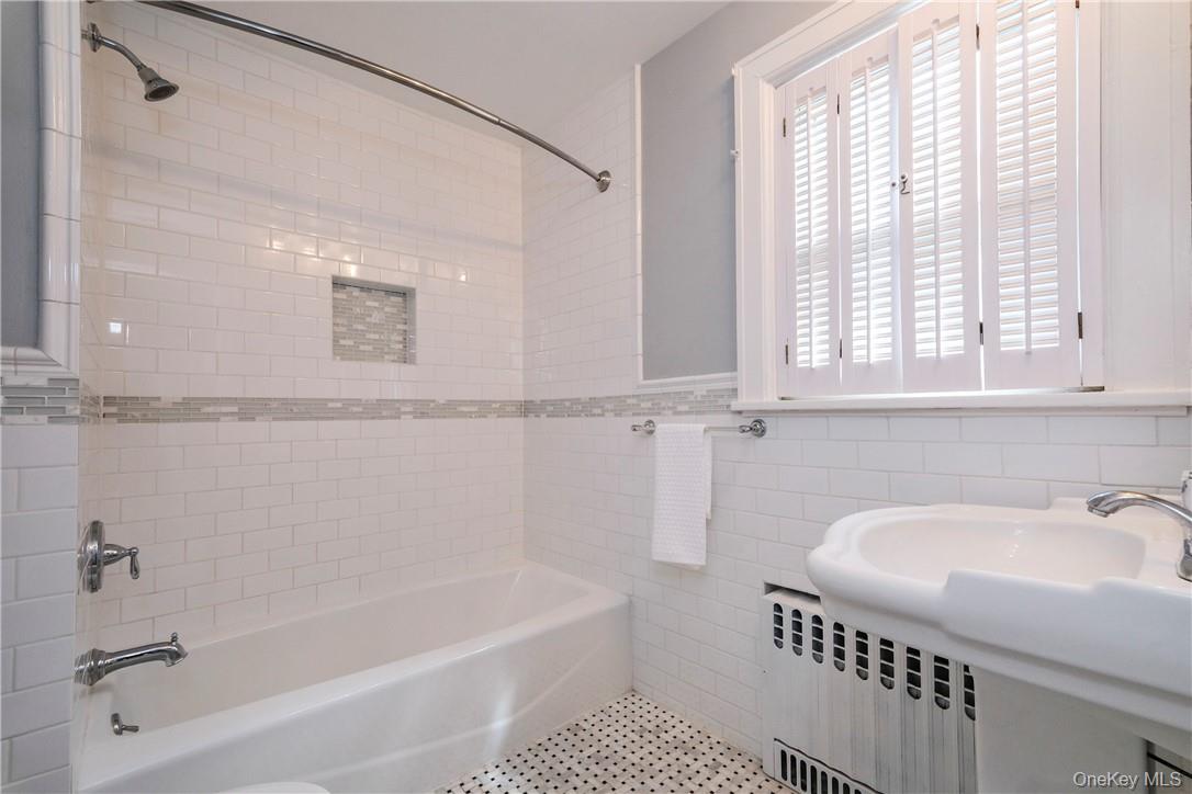 107 Lee Road Scarsdale, NY 10583 - Photo 17 of 31 Hall bath