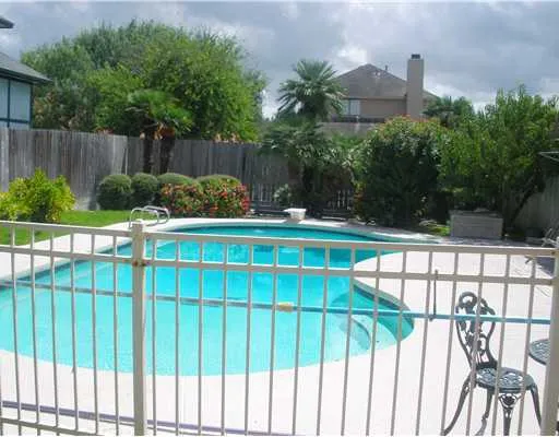 a view of a backyard