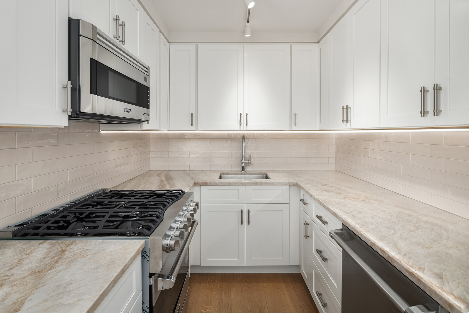 555 Main Street, Unit 805 Manhattan, NY 10044 - Photo 6 of 24