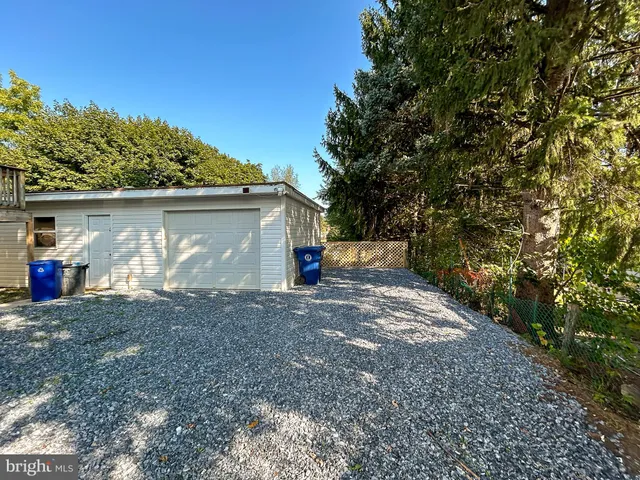 a view of back yard of the house