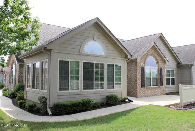 $319,500 | 8649 Parkview Oaks Circle, Olive Branch, MS 38654