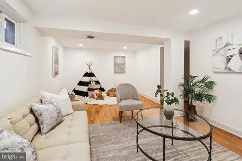 a view of an house with backyard and a garden