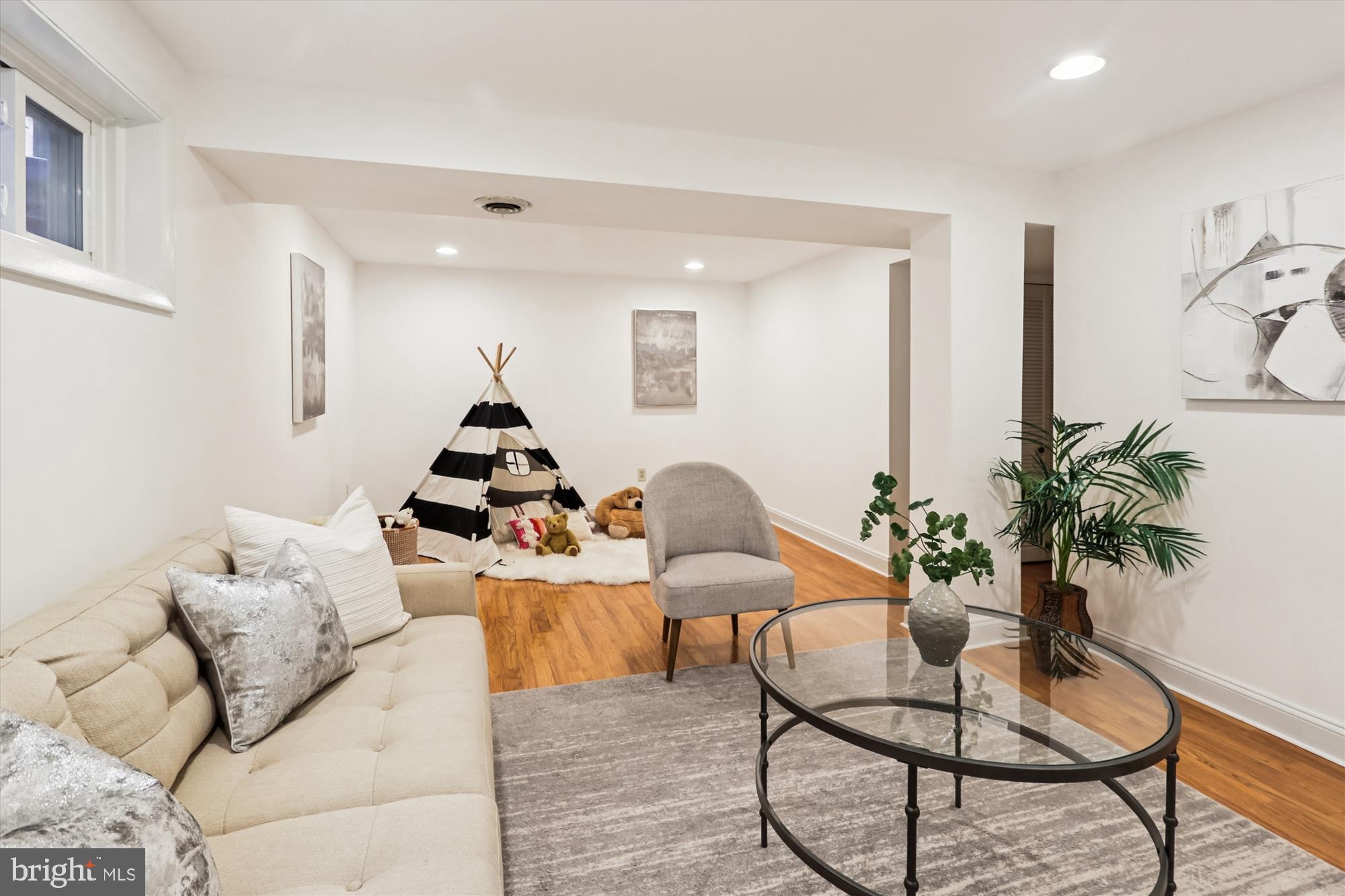 10105 Meredith Avenue Silver Spring, MD 20910 - Photo 43 of 76 a living room with furniture