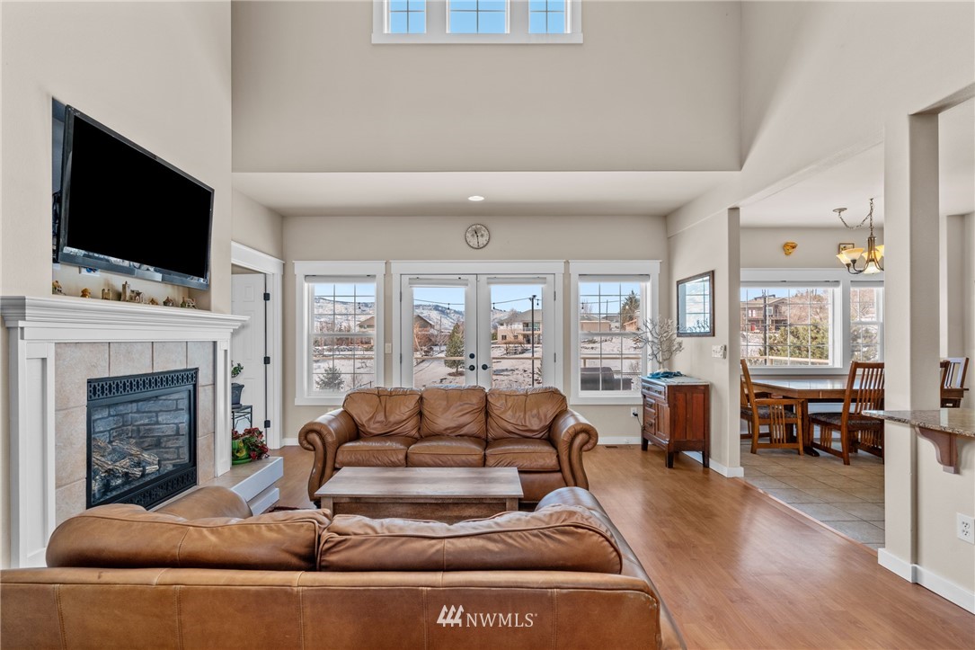 1055 Ridge Crest Drive Wenatchee, WA 98801 - Photo 3 of 40 Gallery Image 3