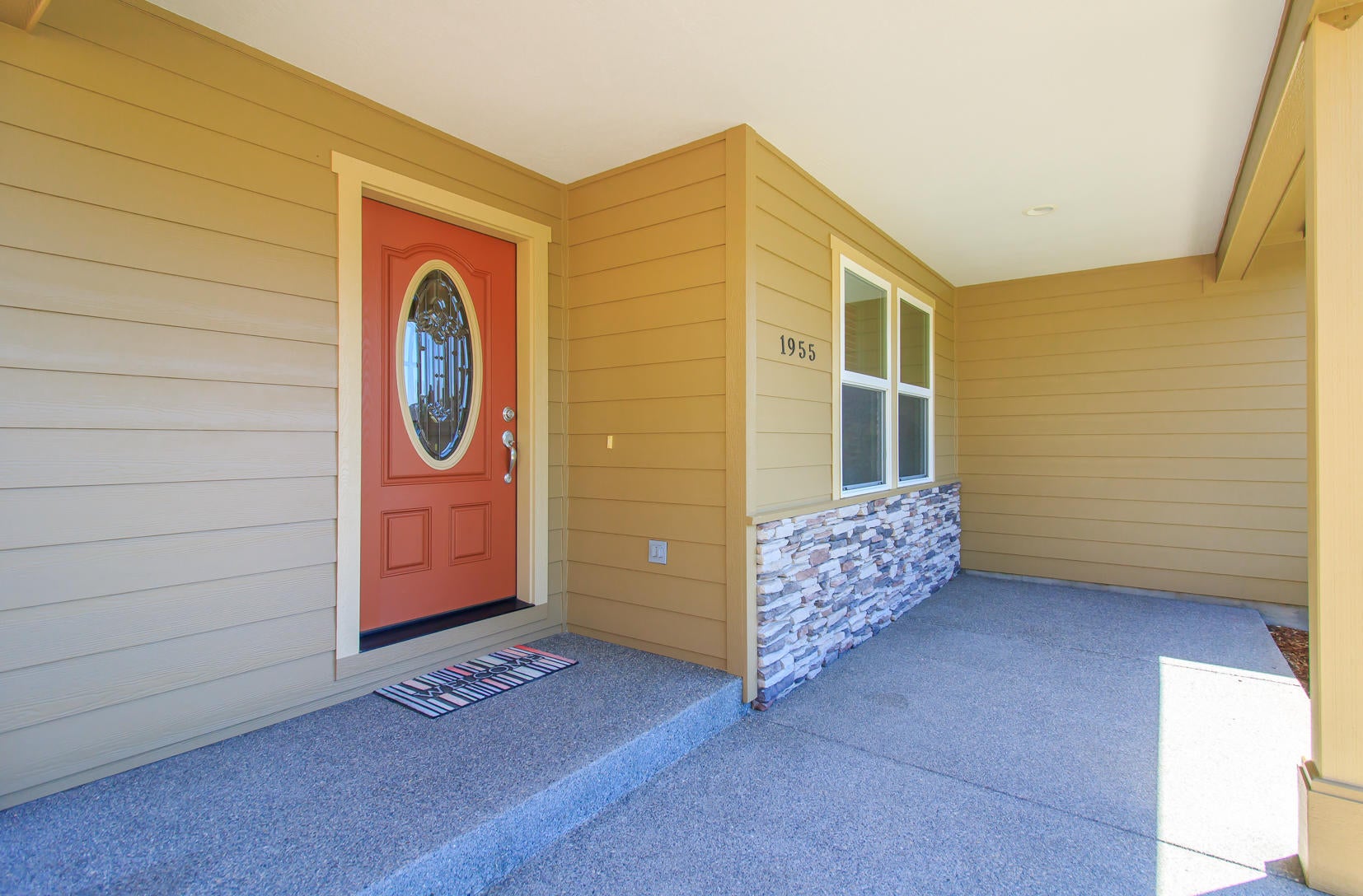 1955 Rabun Way Central Point, OR 97502 - Photo 2 of 33 Front porch