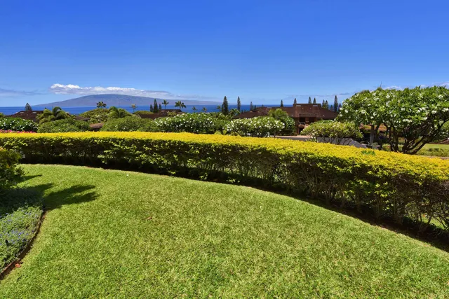 a view of entryway with flower