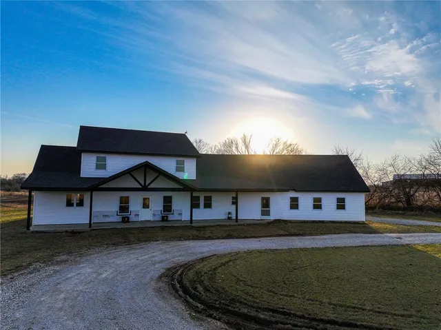 $450,000 | 71 West Y Highway, Lamar, MO 64759