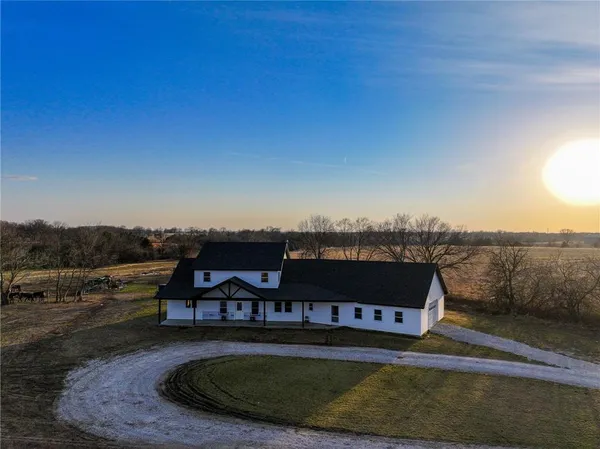 $450,000 | 71 West V Highway, Lamar, MO 64759