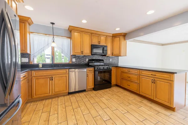 $289,000 | 15099 Reeck Road, Southgate, MI 48195