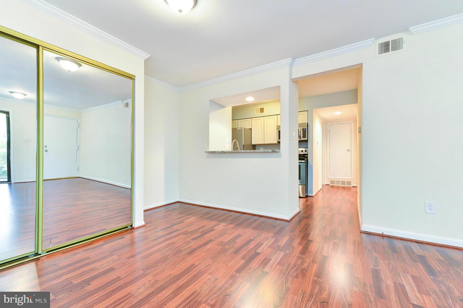 5812 Royal Ridge Drive, Unit K Springfield, VA 22152 - Photo 16 of 30 Living Room