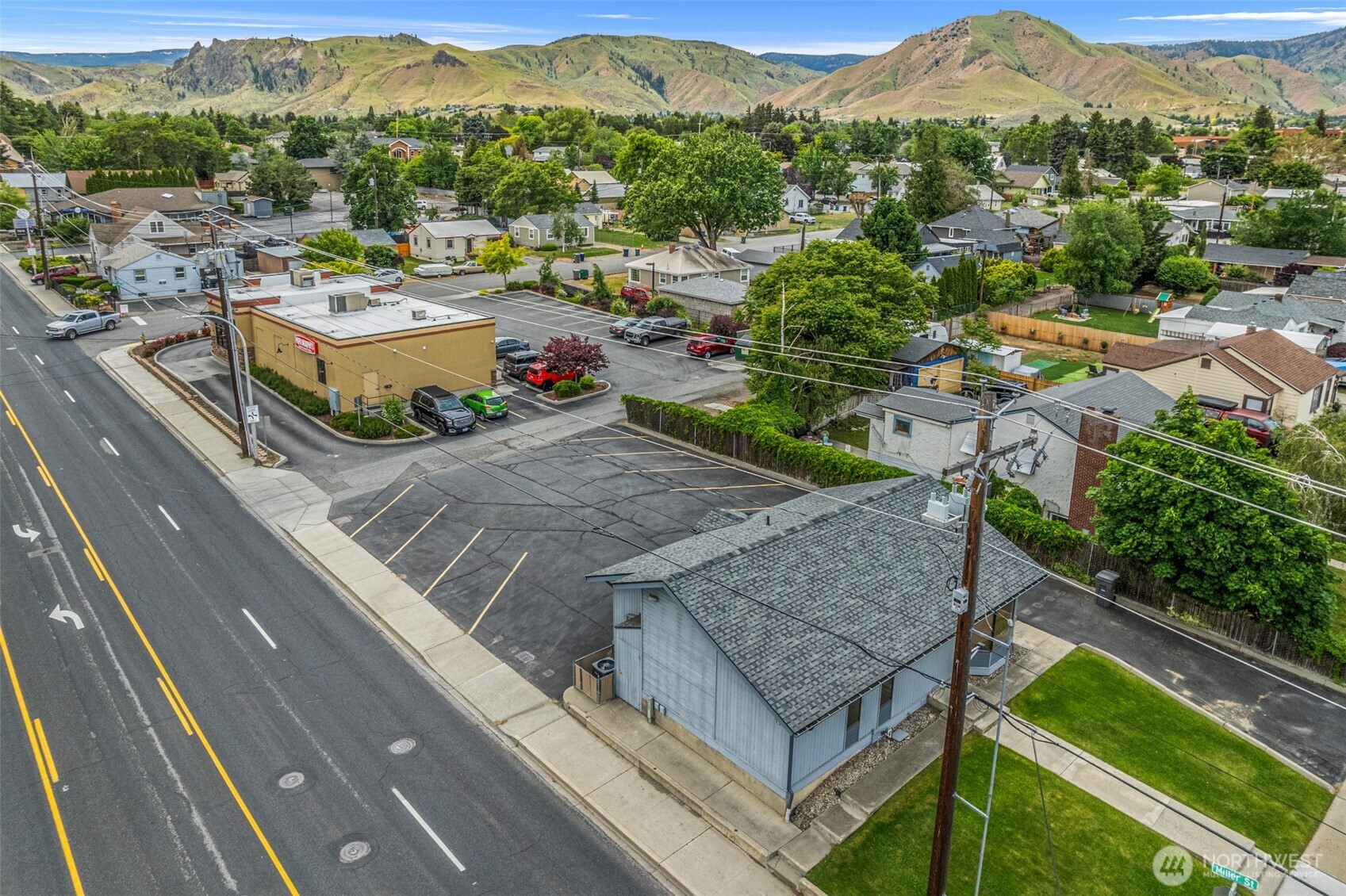 710 North Miller Street Wenatchee, WA 98801 - Photo 5 of 33 a view of a terrace with a garden and mountain view