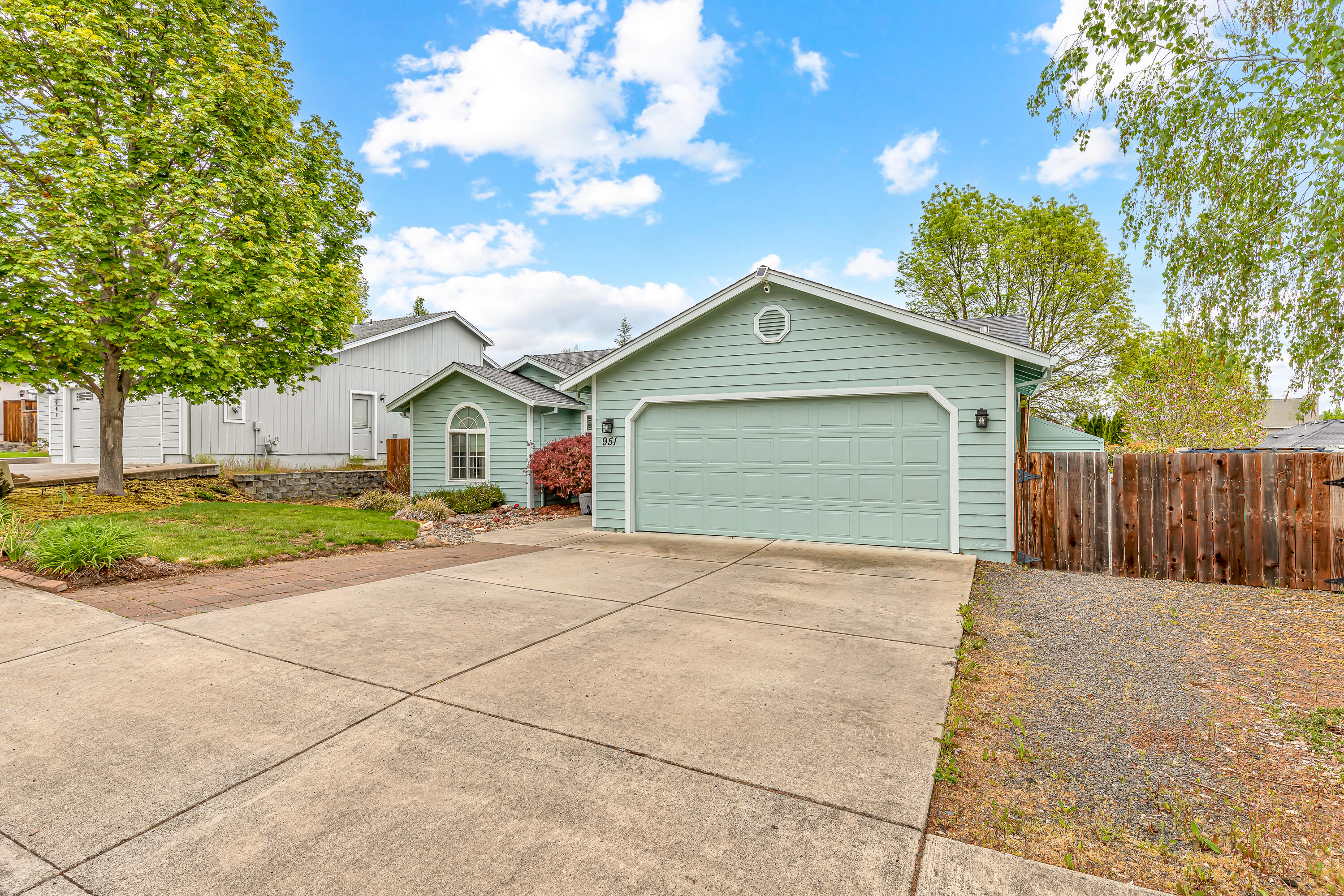 951 Ridgeview Drive Eagle Point, OR 97524 - Photo 34 of 37 9R9A0666