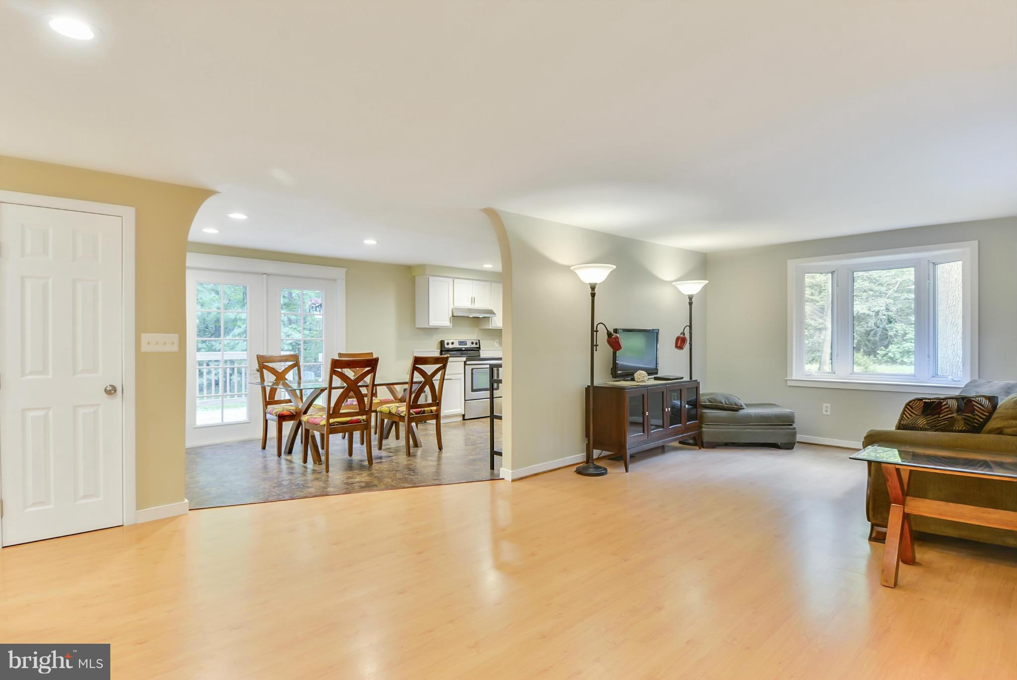 1665 Colbert Road Annapolis, MD 21409 - Photo 6 of 30 Craftsman Feel with Decorator Tones / Arched Walls
