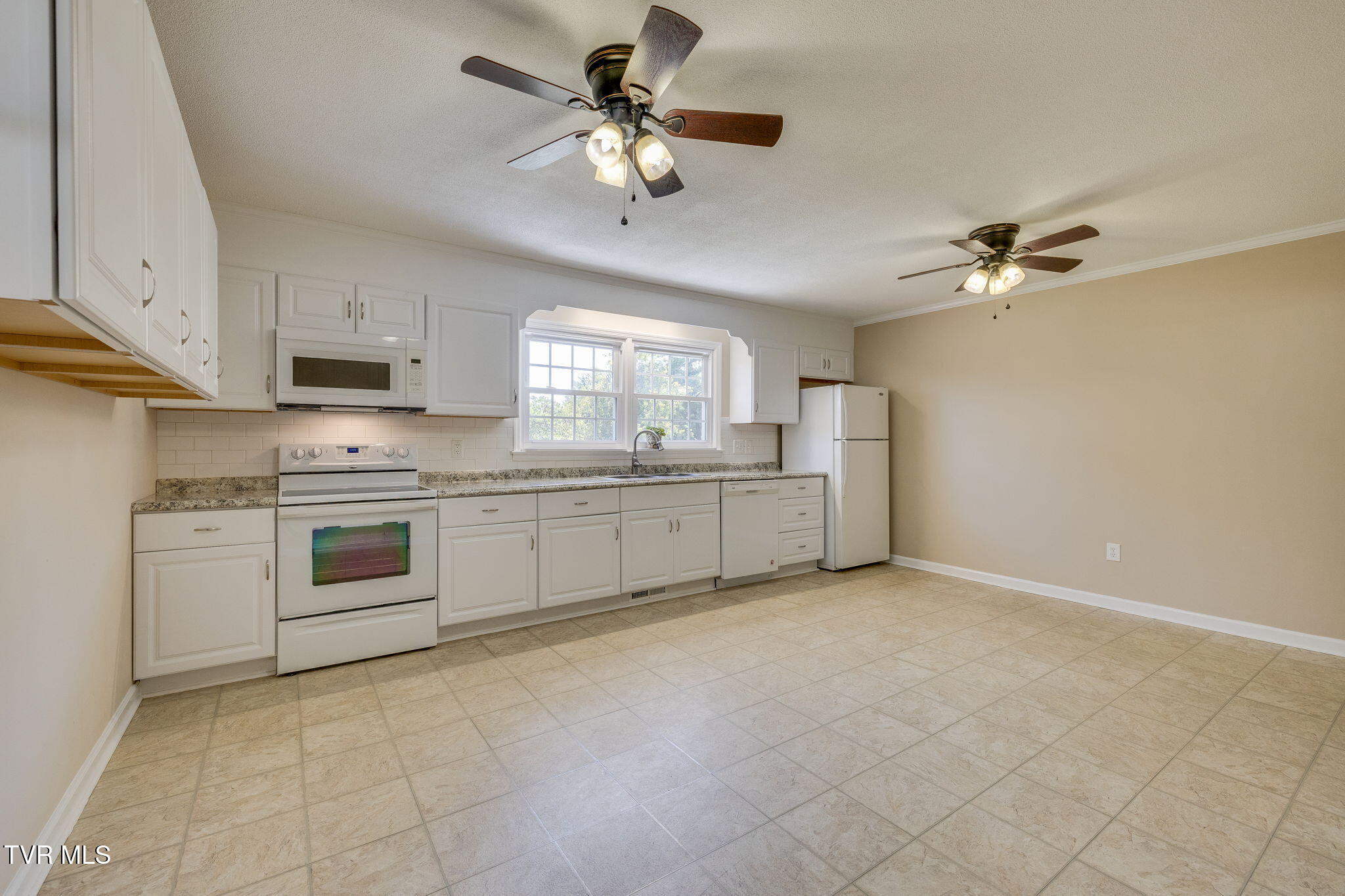 2106 Knob Creek Road Johnson City, TN 37604 - Photo 9 of 39 010