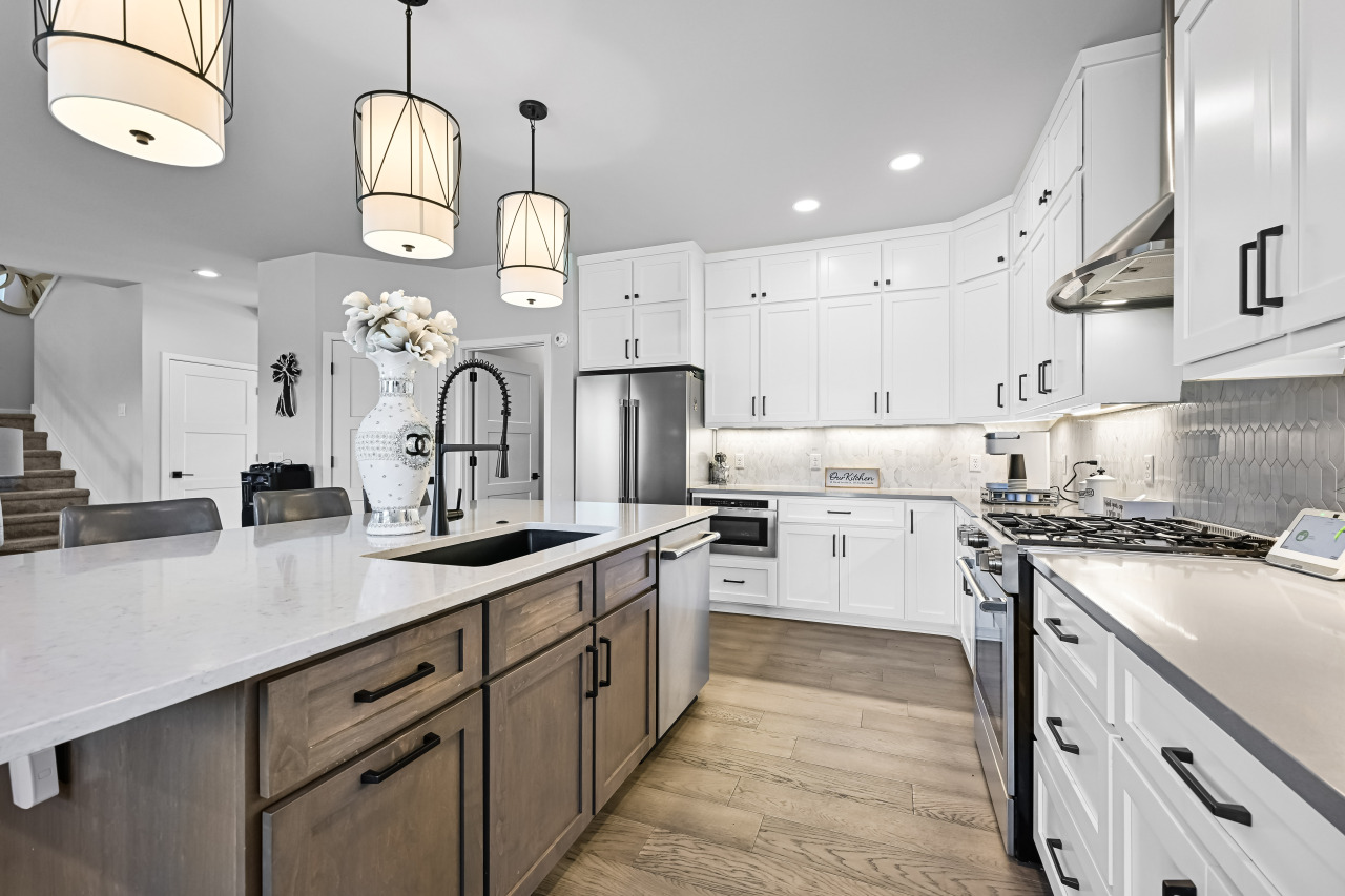 7690 Preserve Parkway Mequon, WI 53097 - Photo 12 of 58 Large Kitchen Area