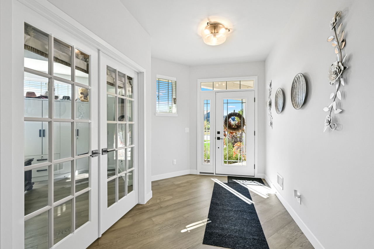 7690 Preserve Parkway Mequon, WI 53097 - Photo 16 of 58 Front Foyer & Office Entry