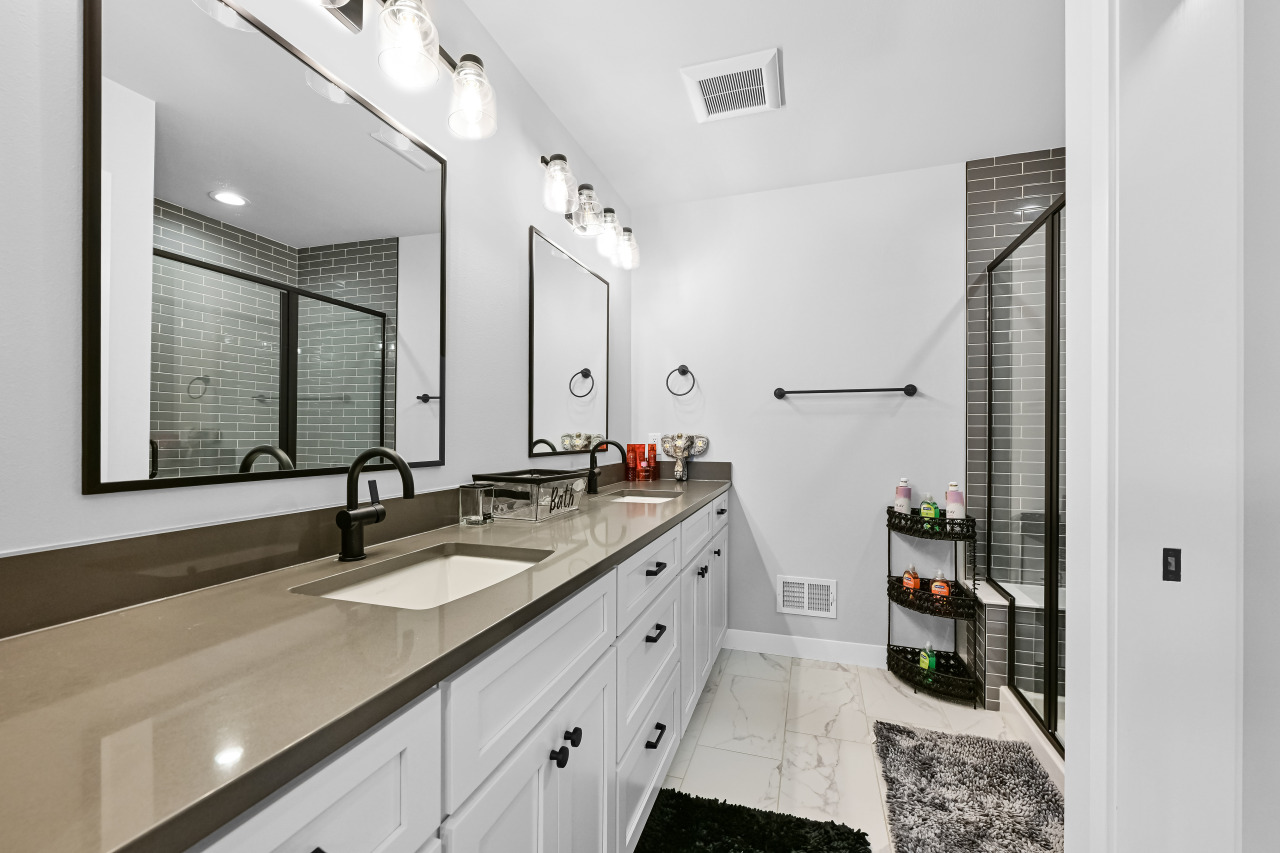 7690 Preserve Parkway Mequon, WI 53097 - Photo 23 of 58 Master Bathroom
