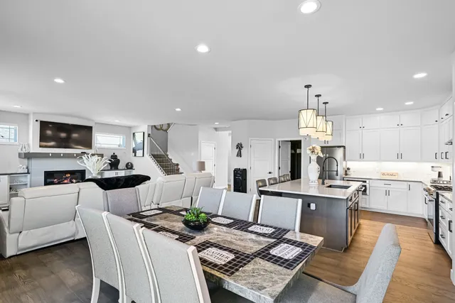 $1,200,900 | 7690 Preserve Parkway, Mequon, WI 53097