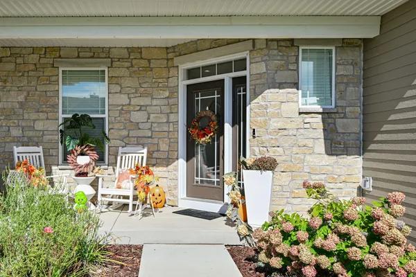 $999,000 | 7690 Preserve Parkway, Mequon, WI 53097