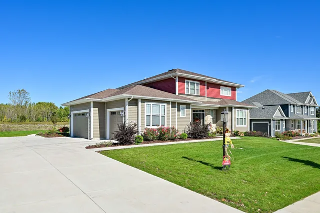 $1,200,900 | 7690 Preserve Parkway, Mequon, WI 53097