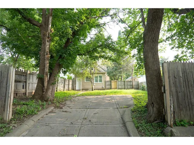 $2,500 | 1125 Margaret Street, St. Paul, MN 55106