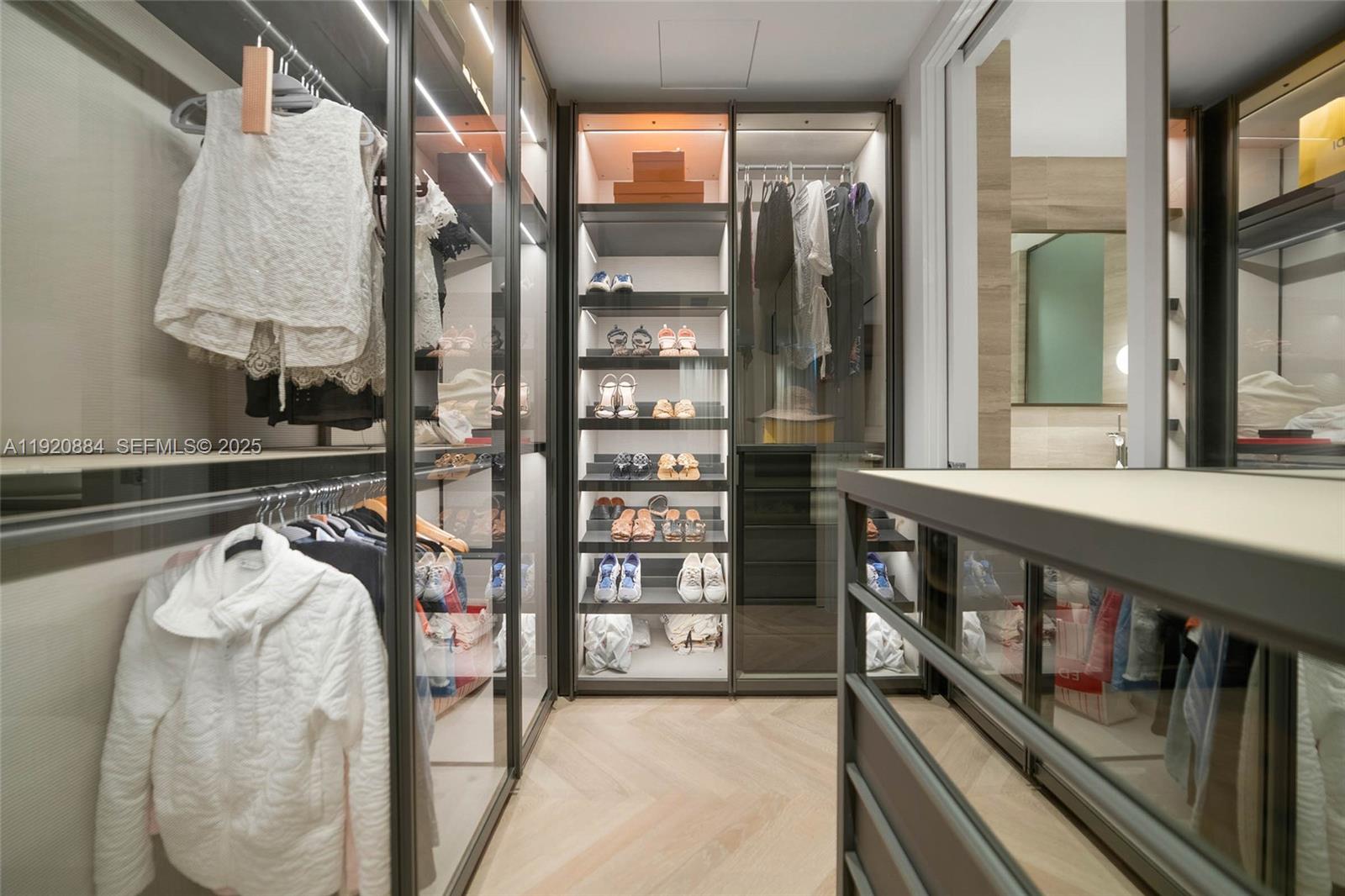 5775 Collins Avenue, Unit 1501 Miami Beach, FL 33140 - Photo 34 of 77 a view of a entryway