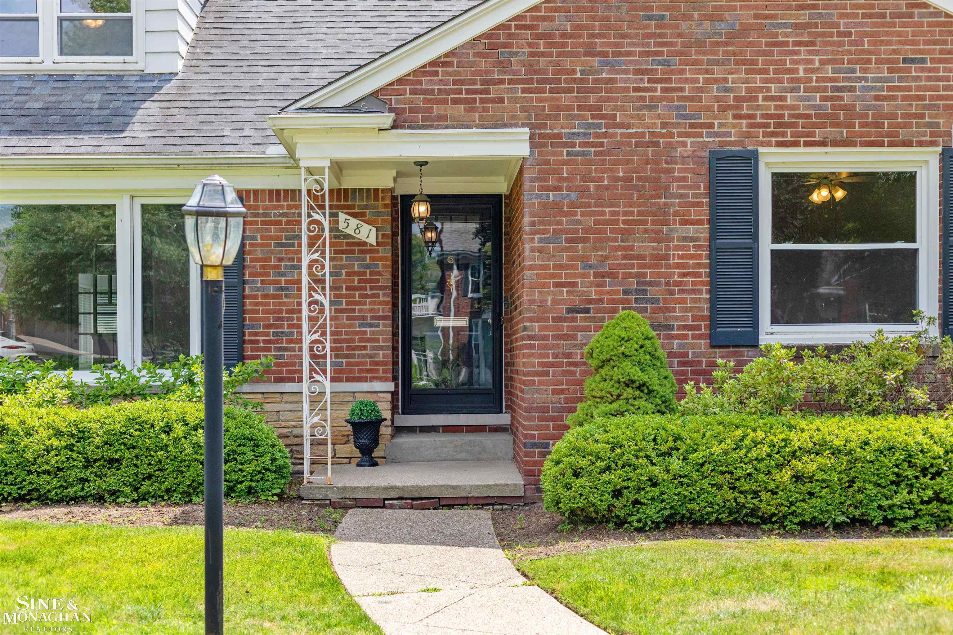 581 Hampton Road Grosse Pointe Woods, MI 48236 - Photo 2 of 60