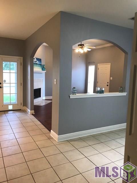 9455 Pecan Tree Drive Baton Rouge, LA 70810 - Photo 22 of 33 Kitchen/LR