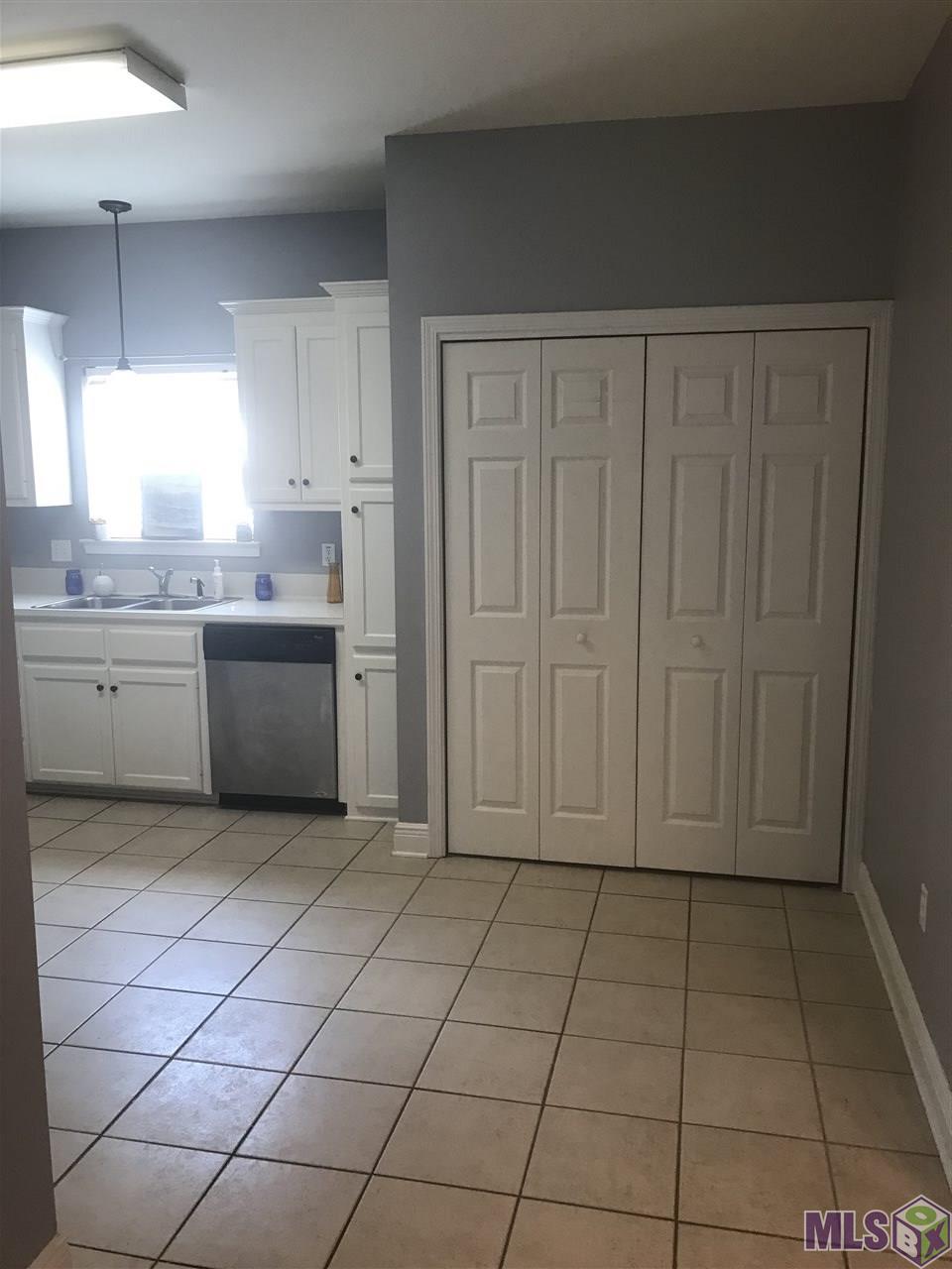 9455 Pecan Tree Drive Baton Rouge, LA 70810 - Photo 6 of 33 Kitchen/Laundry