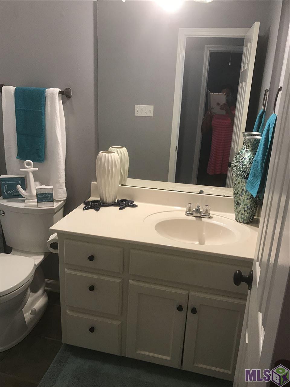 9455 Pecan Tree Drive Baton Rouge, LA 70810 - Photo 10 of 33 Main/Guest Bath