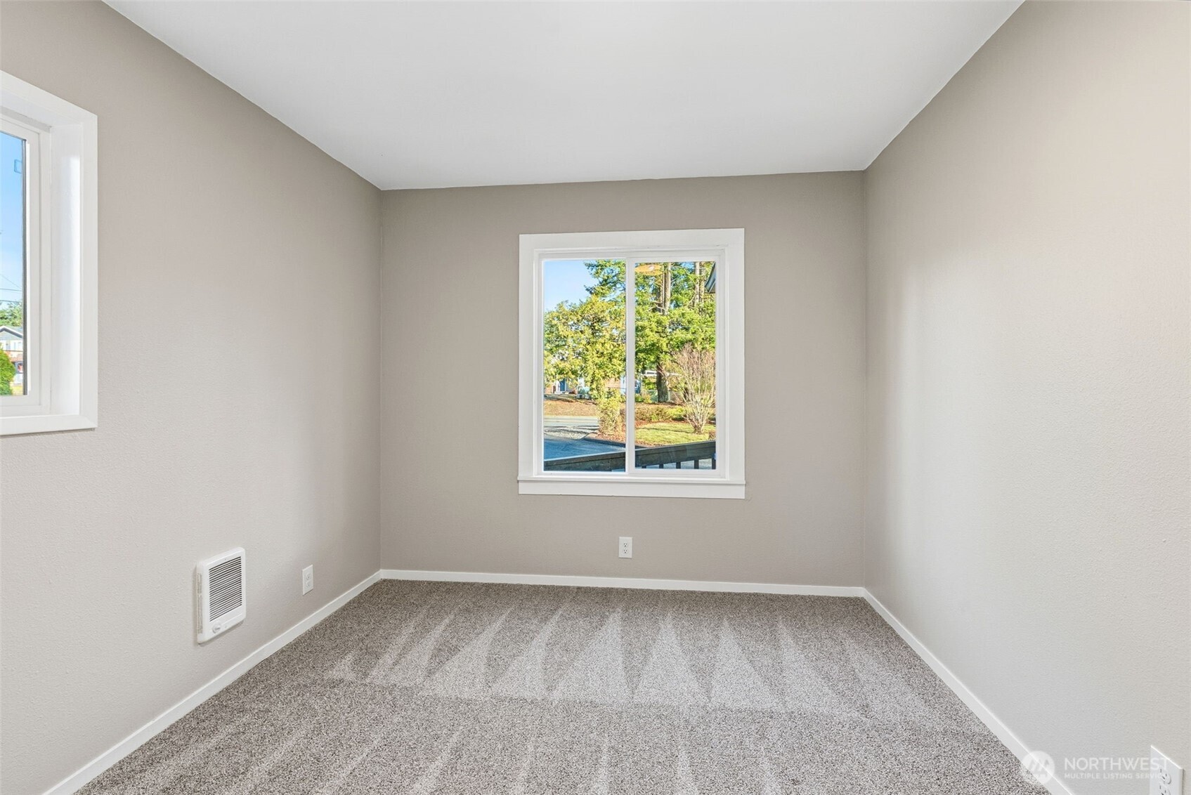 508 Nevada Drive Longview, WA 98632 - Photo 17 of 29 an empty room with a window