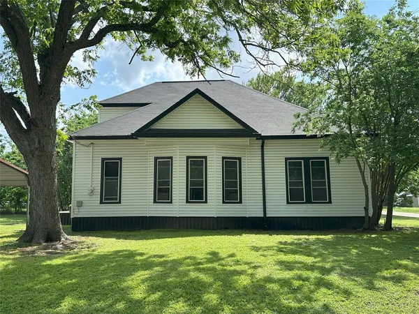 $220,000 | 506 Northeast 3rd Street, Hubbard, TX 76648