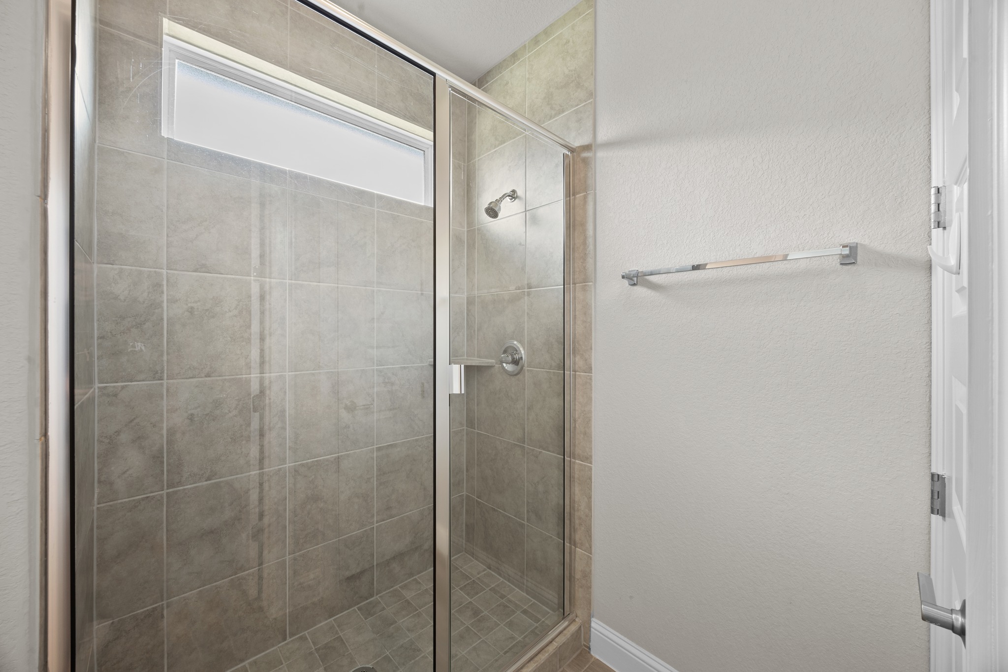 213 Graver Street Georgetown, TX 78626 - Photo 14 of 33 Upstairs secondary Bath
