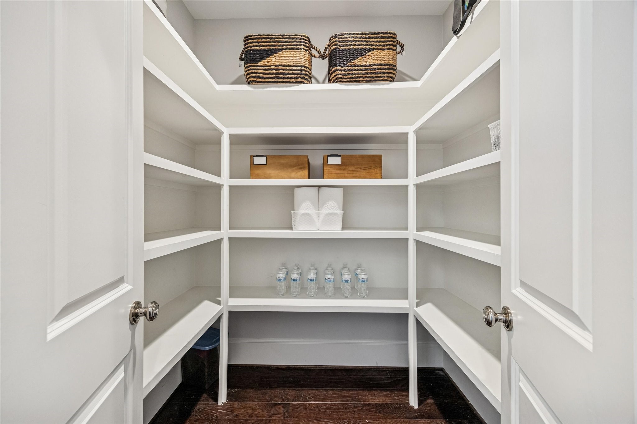 610 East 7th Street Houston, TX 77007 - Photo 12 of 40 SECOND, EXTRA LARGE PANTRY IS LOCATED JUST BEYOND THE BREAKFAST ROOM.