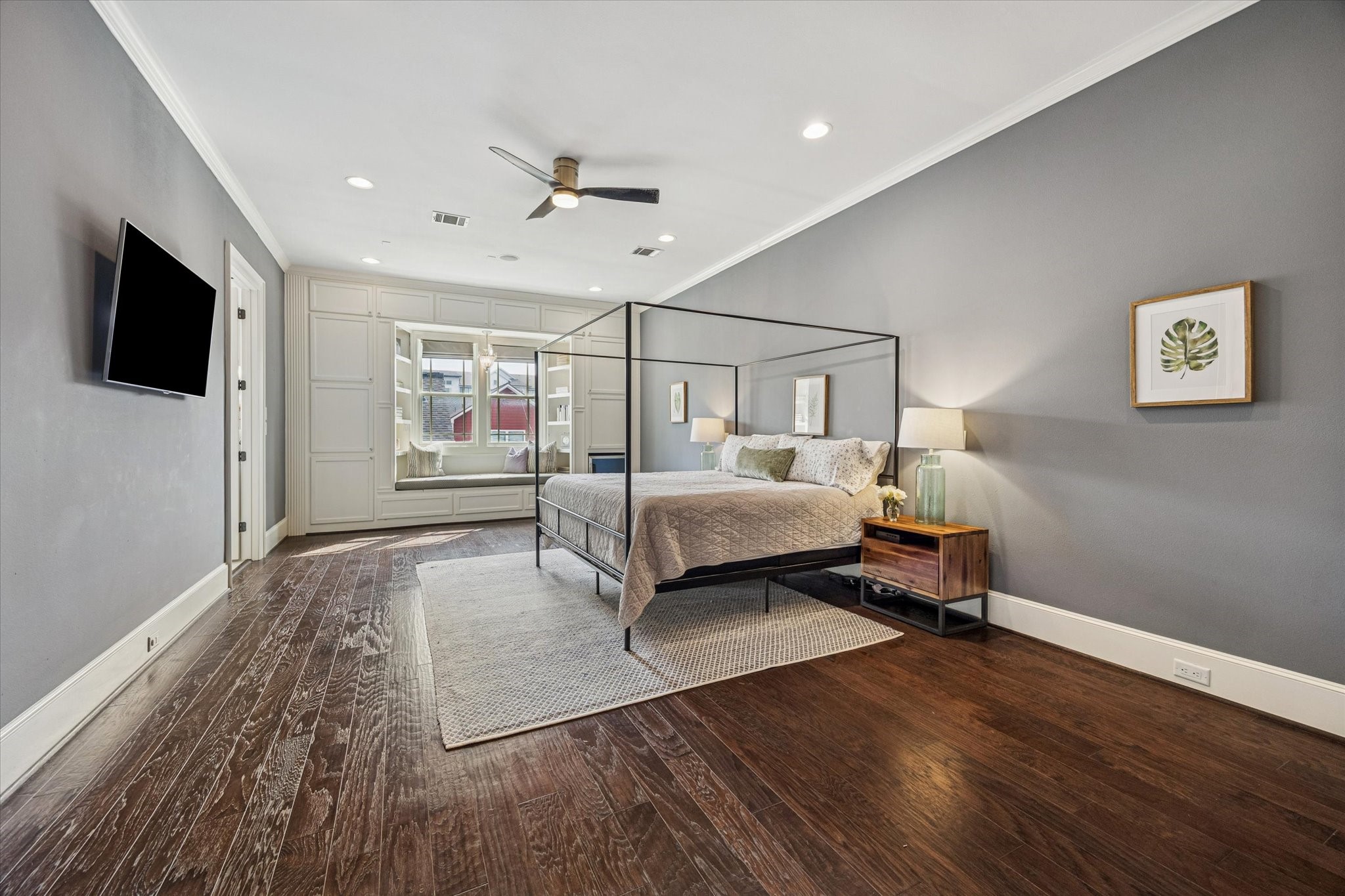 610 East 7th Street Houston, TX 77007 - Photo 14 of 40 LARGE PRIMARY RETREAT WITH HARDWOOD FLOORS, A BUILT-IN WINDOW SEAT AND DESK (NOT PICTURED), TWO WALK-IN CLOSETS AND A BEAUTIFUL EN-SUITE BATHROOM.