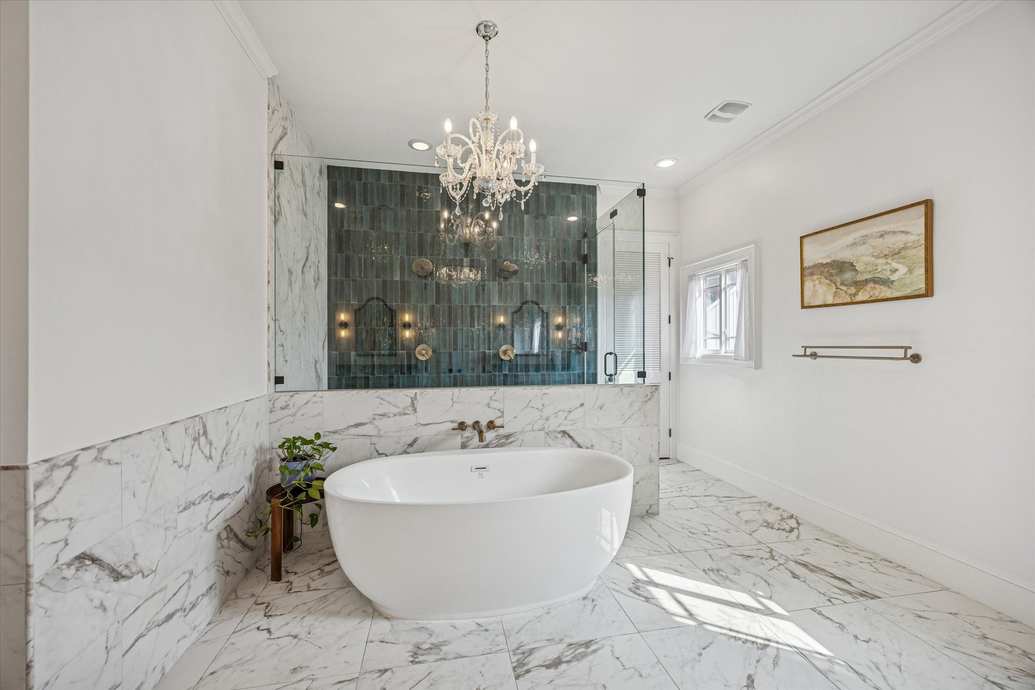 610 East 7th Street Houston, TX 77007 - Photo 16 of 40 PRIMARY BATHROOM FEATURES A SEPARATE SOAKING TUB AND SPACIOUS, DUAL HEAD SHOWER.