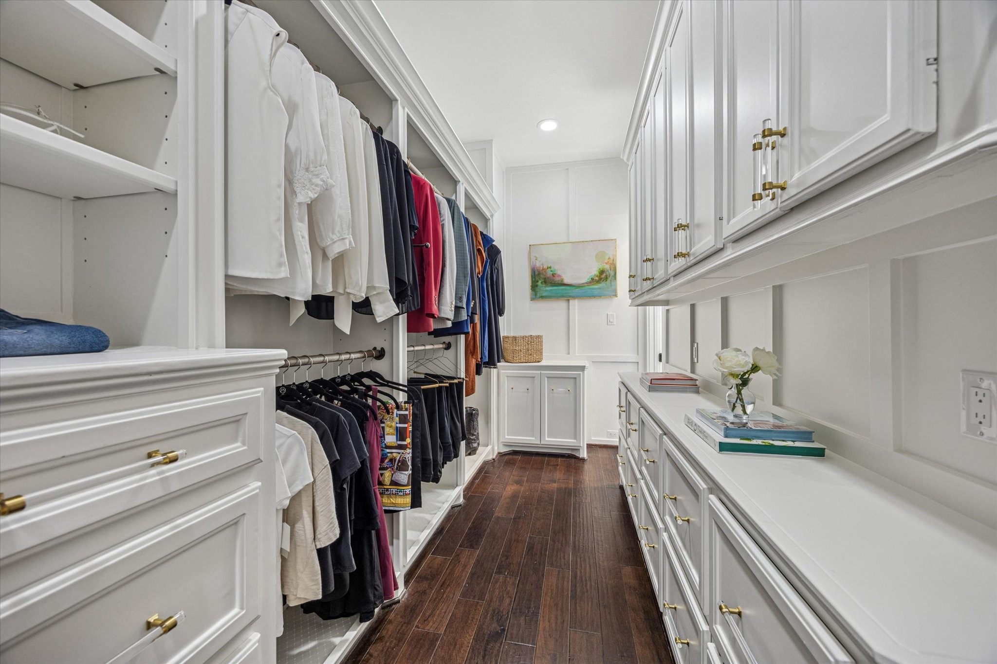 610 East 7th Street Houston, TX 77007 - Photo 17 of 40 LARGE WALK-IN CLOSET, CONVENIENTLY LOCATED JUST STEPS FROM THE PRIMARY SHOWER FEATURES A SEPARATE WASHER/DRYER HOOK UP FOR ADDED EASE.