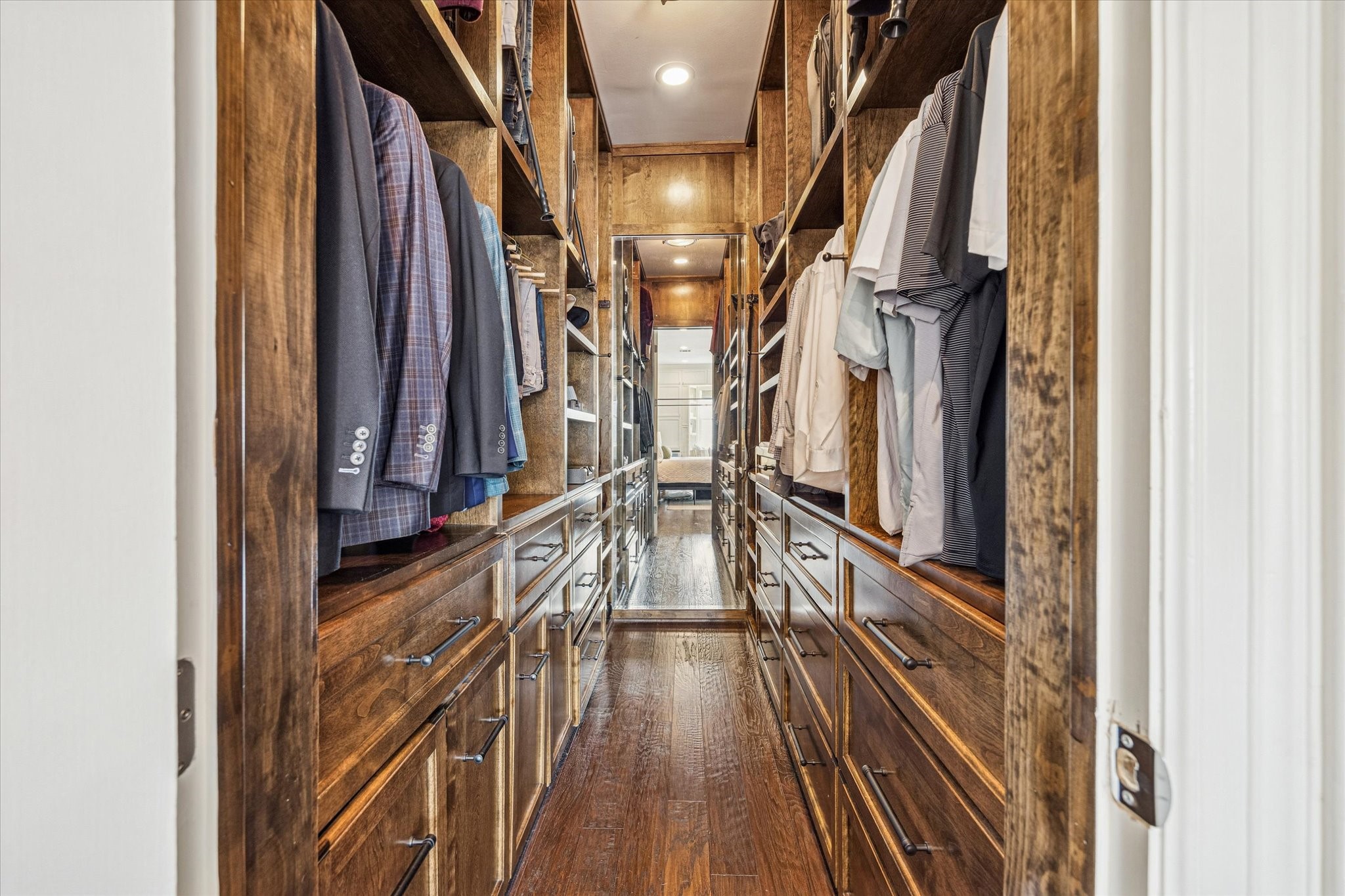 610 East 7th Street Houston, TX 77007 - Photo 18 of 40 BEAUTIFUL PRIMARY CLOSET WITH AMPLE HANGING SPACE, BUILT IN CABINETRY AND DRAWERS AND A FULL LENGTH MIRROR.