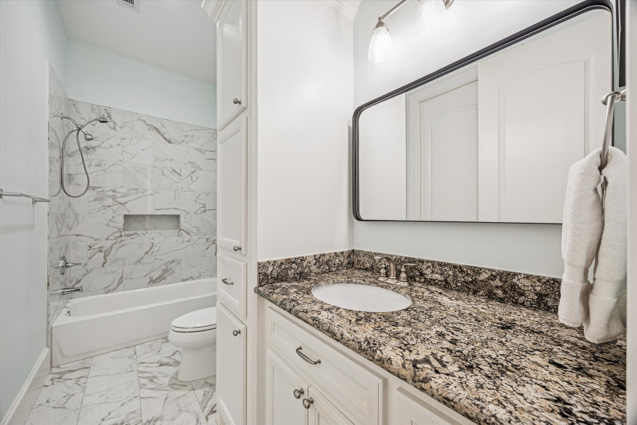 610 East 7th Street Houston, TX 77007 - Photo 20 of 40 UPDATED SECONDARY BATHROOM WITH TUB/SHOWER COMBO AND PLENTY OF STORAGE PLUS A BUILT-IN HAMPER. LARGE WALK-IN CLOSET ATTACHED.