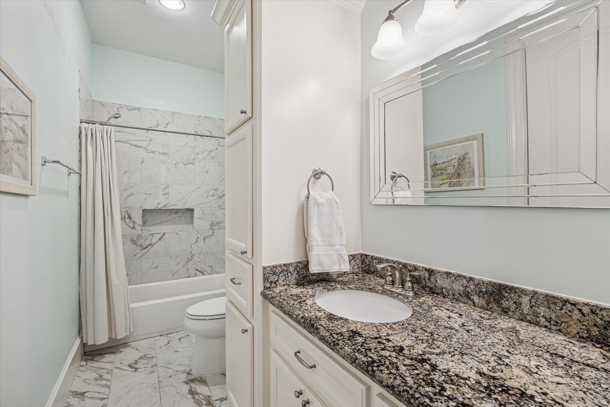 610 East 7th Street Houston, TX 77007 - Photo 22 of 40 UPDATED SECONDARY BATHROOM WITH TUB/SHOWER COMBO AND PLENTY OF STORAGE PLUS A BUILT-IN HAMPER.
