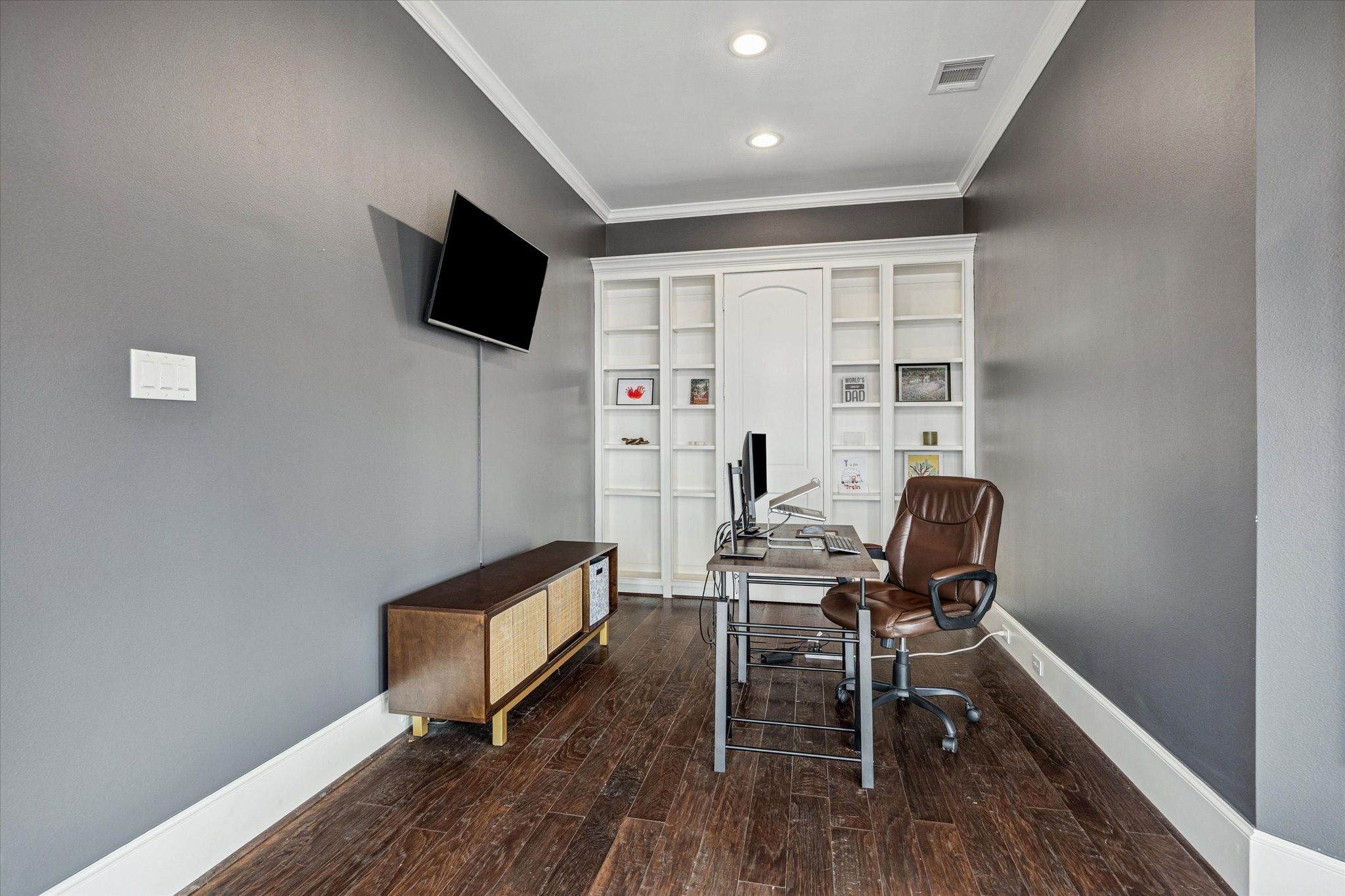 610 East 7th Street Houston, TX 77007 - Photo 23 of 40 THIRD SECONDARY ON THE SECOND FLOOR CAN FLEX TO BE A HOME OFFICE OR UPSTAIRS GAME ROOM.